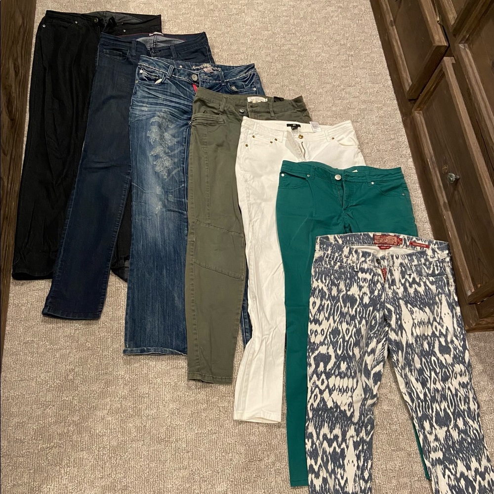 SEVEN pairs of Women’s Jeans - dark to light wash